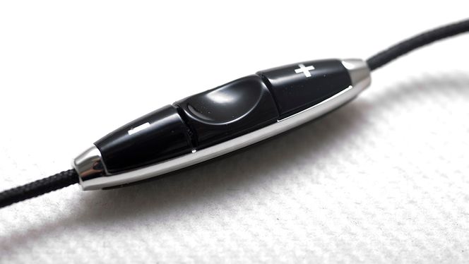 Fjernkontrollen har lite bevegelse i knappene, men fungerer likevel helt greit. Brukbar er også mikrofonen.