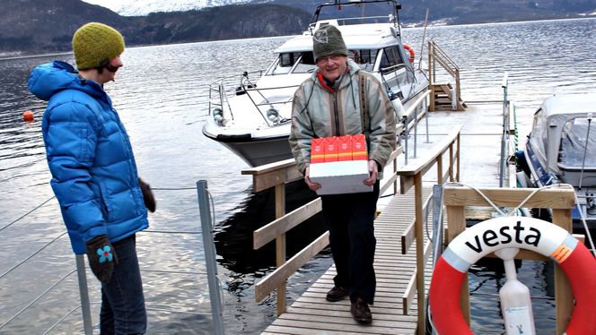 SJØVEIEN: Veien inn til Otterdal har vært stengt siden orkanen Dagmar. Nå kommer folk og forsyninger inn med båt to ganger om dagen.