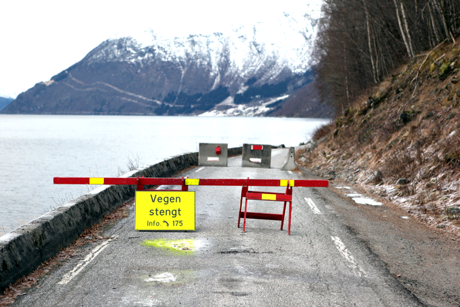 UBRUKELIG: Veien inn til Otterdal stenges ofte på grunn av ras, men nå har orkanen Dagmar gjort at den har vært sperret i over et år.
