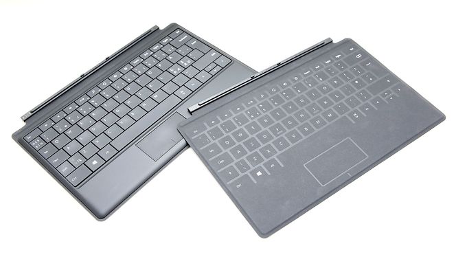 Type Cover (t.v.) er ett av de beste dockingtastaturene vi har prøvd. Touch Cover er tynnere, men krever mye tilvenning.