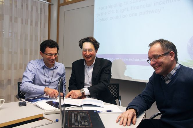 Enige: Christos Chryssakis (seniorforsker), Rune Torhaug ( adm. dir) og Øyvind Endresen (direktør) i DNV Research & Innovation har stor tro på at modellen deres gir gode indikasjoner på hva som må til for å gjøre skipsfarten mindre forurensende innen 2050. Foto: Tore Stensvold