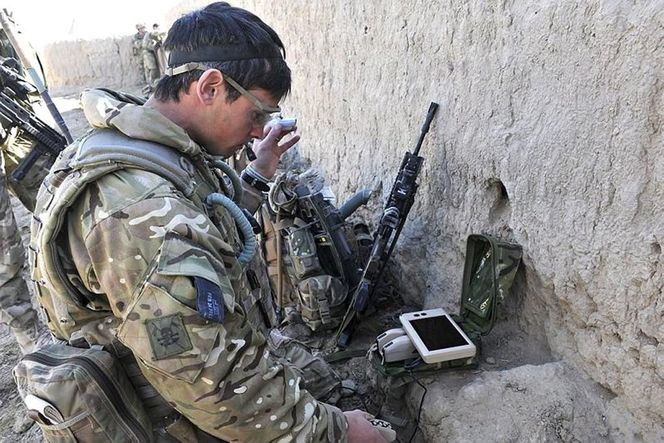 Smått: På bildet er hele PD-100-systemet: To flyklare Black Hornet, en styrekontroller, basestasjon og skjerm. Det veier samlet 1,3 kilo.