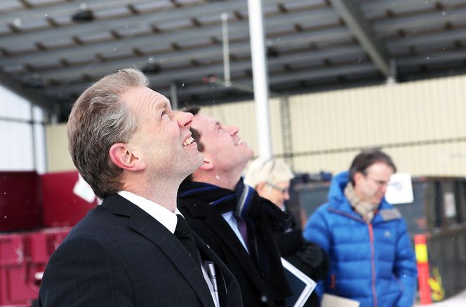 Ny teknologi: FFI-direktør John-Mikal Størdal (nærmest) og statssekretær Eirik Øwre Thorshaug i Forsvarsdepartementet får en demonstrasjon av Black Hornet på Kjeller, og strever som oss andre med å få øye på den vesle NUAS-en i snøværet.