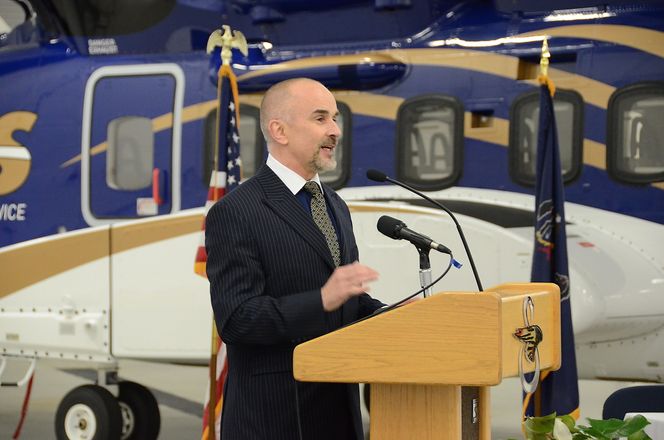 Administrerende direktør Bjørn Veum Seljevold takker Sikorsky-ansatte for vel utført jobb med det nye helikopteret.