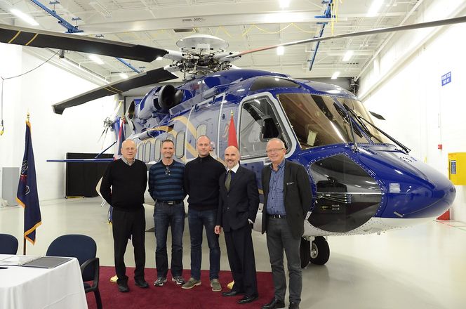 Delegasjonen til Norsk Helikopterservice foran det første Sikorsky S-92-helikopteret som ble levert det nye selskapet ved Sikorsky-fabrikkene i Pennsylvania. Fra venstre: Teknisk direktør Karl Vidar Nekså, S-92 tekniker Torben Skovshus, treningssjef Brian Sandberg, administrerende direktør Bjørn Veum Seljevold og flygesjef Jon Skogen.