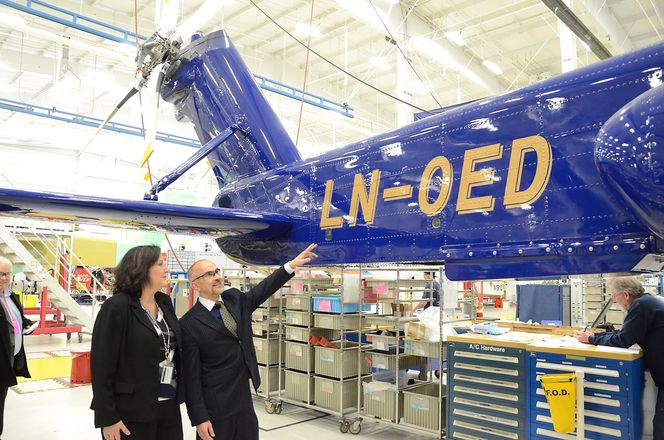 Den norske registreringen er malt i gullbokstaver på Norsk Helikopterservice andre S-92. Administrerende direktør Dorith Hakim ved Sikorsky ser på sammen med administrerende direktør Bjørn Veum Seljevold.