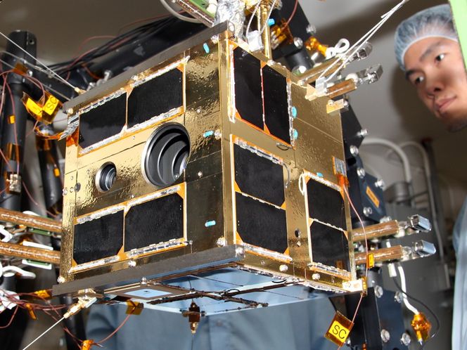 En av BRITE-satellittene under vakuum-testing.