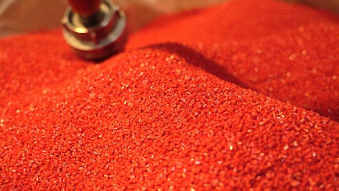 De fleste Lego-brikkene er laget av dette plastgranulatmaterialet. Plasten varmes opp til 250 grader før den settes i formene som gir de ferdige brikkene.