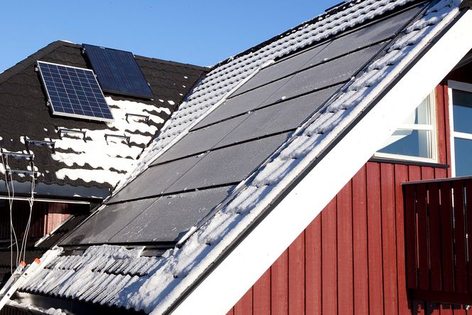 Lørenskog: Til høyre er de takintegrerte panelene, mens panelene til venstre er montert utenpå taket. – Hensikten er å demonstrere alternativene, sier Thor Christian Tuv. Foto: Tonje Hurum