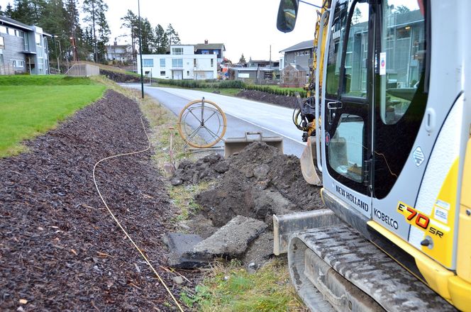 Tynne greier:  På tross av fiberkablers små dimensjoner er det temmelig harde krav til gravedybder, reasfaltering og andre kostnads­divende elementer mange kommuner forlanger av utbyggerne. Foto: Telenor