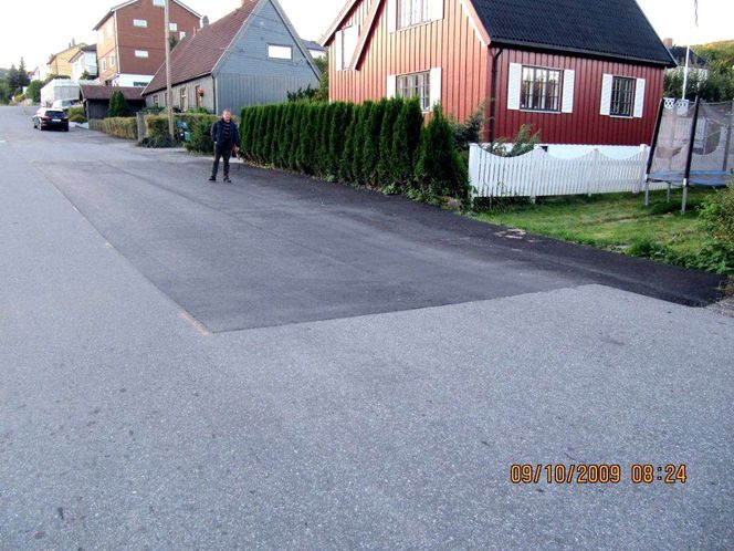 Uforutsigbare kostnader: Etter et lynnedslag bak denne hekken i Drammen måtte tre meter kabel byttes. Materiellet kostet 258 kroner, og kabelentreprenøren skulle ha 14 763 kroner for jobben. Men kommunen krevde at halve gata måtte reasfalteres – for den stive sum av 150 508 kroner. Totalpris: 165 529 kroner. Foto: Telenor