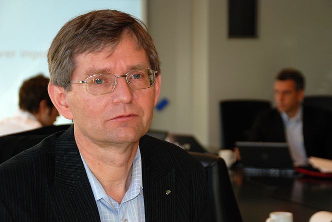 Per Jæger fra Boligprodusentene mener det er mye psykologi i boligsalg, og han gir journalistene og bankene mye av skylden for lavere boligsalg.
