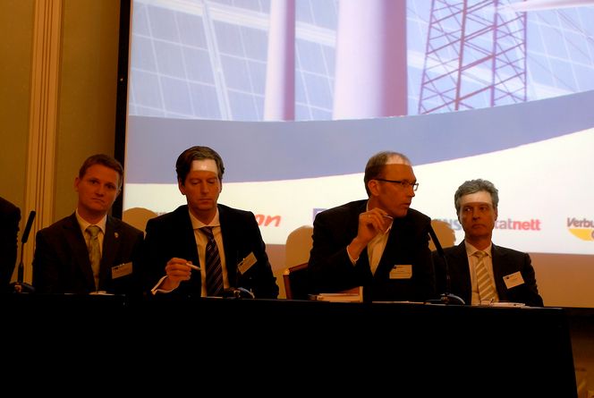 På Norsk-Tysk Handelskammers energikonferanse i Oslo var det stor uenighet om Tyskland bør fortsette å subsidiere solkraft. Fra venstre Thomas Meerpohl fra Stadtwerke München (f.v.), Christian Growitsch fra Universitetet i Köln, Uwe Nestle fra orum for økologisk-sosial markedsøkonomi og Udo Niehage fra Siemens.