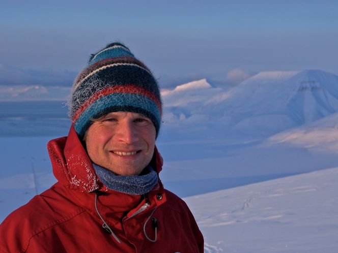 Under bakken er det store sjanser for å finne kalkstein med varmt vann liggende i grottesystemer, forteller prosjektleder Malte Jochmann.
