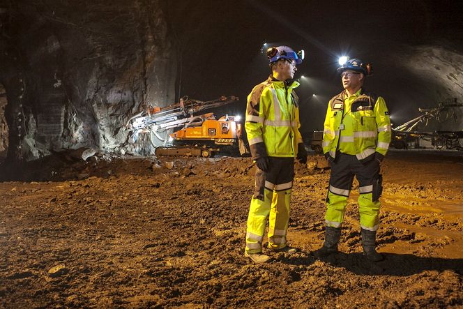Prosjektleder Morten Klokkesveen og kontrollingeniør Ingar Eide i det som skal bli stasjonshallen i nye Holmestrand stasjon.