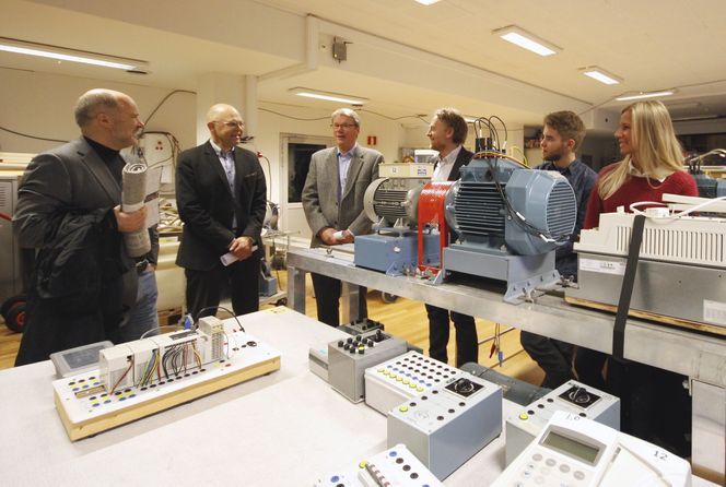 Landets andre elkraftutdanning på masternivå: Høyskolen i Bergen får ny masterutdanning og ny høyspentlab fra 2015. – Antall uteksaminerte elkraftingeniører på masternivå står ikke i stil med behovet på landsbasis, sier rektor ved HiB, Ole-Gunnar Søgnen, nr. 2 fra venstre. Nr 1. fra venstre står BKKs toppsjef Atle Neteland.