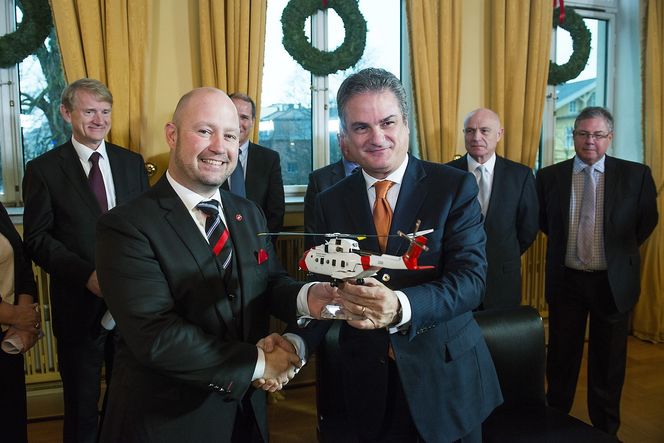 Justis- og beredskapsminister Anders Anundsen og toppsjef i selskapet AgustaWestland, Daniele Romiti signerte torsdag kontrakt om levering av 16 nye redningshelikoptre til Norge.
