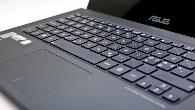 Tastaturet er svært behagelig, pekeplata likeså.