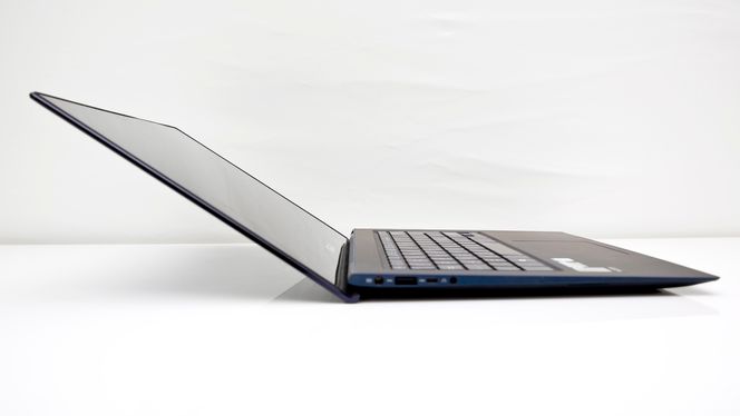 Skjermen kan bøyes relativt langt ned.