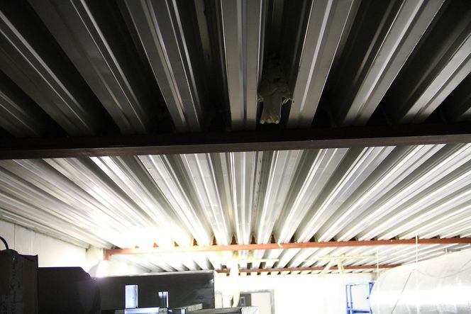 Det nye gulvet er støpt på TRP-plater, trapesformete plater som er benyttet for å få ned vekten ved at det går med mindre betong.