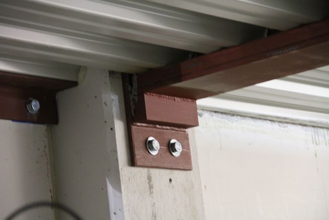 Det nye gulvet hviler på H-bjelker som er boltet fast til eksisterende søyler.