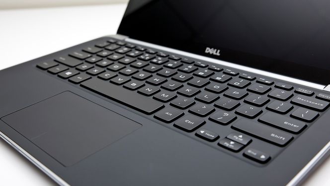 Dell har fått plass til et relativt dypt tastatur på XPS 13. Legg også merke til den gummierte finishen.