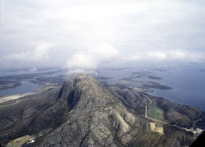 En Dash-7 fra Widerøe styrtet i fjellsiden ved Torghatten 6. mai 1988. 36 mennesker omkom. Forholdene var så vanskelige at bare fjellklatrere kunne nå frem til de omkomne på forsvarlig vis.