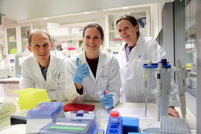 Kreftdetektiver: F.v. Rolf I. Skotheim (gruppeleder), Anita Sveen (post.doc.) og professor Ragnhild A. Lothe har funnet en rekke svært interessante biomarkører som kan benyttes til å finne tarmkreft på en mye enklere måte enn i dag.