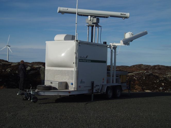 OVERVÅKER FUGLELIVET: Forskerne bruker data fra GPS-merkede havørn og denne fugleradaren for å blant annet finne ut hvor fuglene flyr til hvilke tider. På Smøla letes det etter død fugl i hele vindparken døgnet rundt hele året. Foto: Roel May