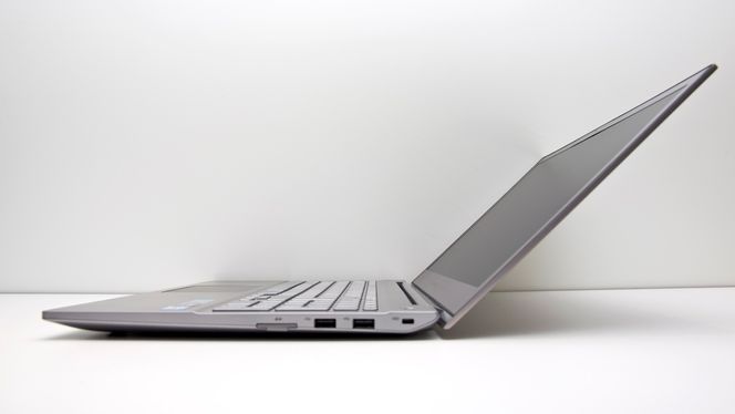 Skjermen er relativt fleksibel, men du vil nok få problemer i et lavprisflysete.