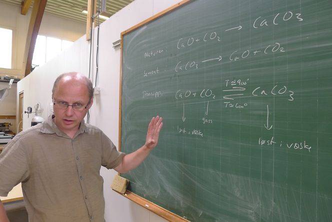 Olsens metode: Forsker Espen Olsen jobbet opprinnelig med solcelleteknologi, men bruker nå all tid på å utvikle en metode for å rense CO2 med hett saltbad, en videreutvikling av såkalt karbonatlooping. Foto: Jannicke Nilsen