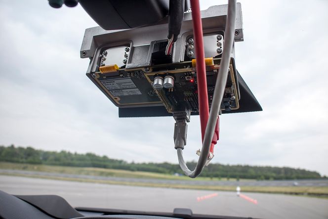 Stereokamera: Bosch har utviklet et nytt stereokamera som ser fremover og måler avstander svært nøyaktig. Det vil bli plassert bak ryggespeilet slik at det ikke er i veien og vil gi nye elektroniske sikkerhetssystemer viktig informasjon