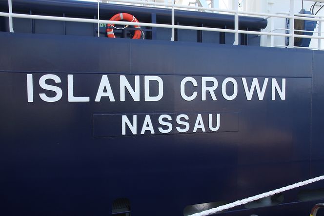 Bahamas: Island Offshore måtte flagge ut Island Offshore ettersom det er å betrakte både som lastefartøy og flotell. Skipet falt mellom to stoler i det norske regelverket.