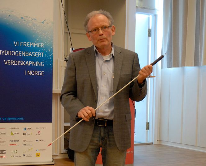 Professor Dag Bjerketvedt ved Høgskolen i Telemark mener carporter egner seg bedre for å parkere hydrogenbiler enn tette garasjer. (Foto: Øyvind Lie)