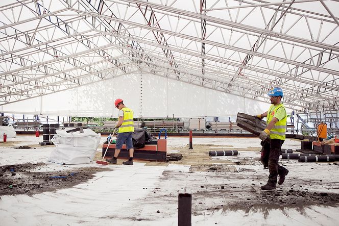 Her forberedes solcellepanelet på Kjørbo.