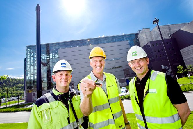 HÅPEFULLE: Oppfinner Knut Henriksen holder her isolerglass, et produkt man kan få ved å smelte filterstøv fra søppelforbrenningsanlegg som Returkraft (fabrikken i bakgrunnen). Isolasjonsmaterialet kan brukes til vei- og jernbanebygging. Her flankert av administrerende direktør Odd Terje Døvik i Returkraft (t.h.) og Jostein Mosby, drifts- og vedlikeholdssjef i det samme selskapet.