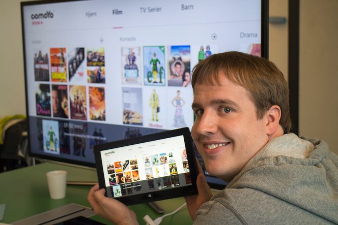 På alle plattformer: Vi skal være på alle de viktige plattformene med strømmetjenesten, sier utviklingssjef for plattformsløsninger, Kevin Simons, og demonstrerer den på et Windows nettbrett.