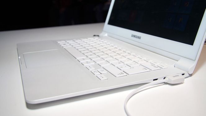 Lite-utgaven kommer i plast og med en langt mindre imponerende 1366x768-skjerm. Den blir dog en god del billigere.