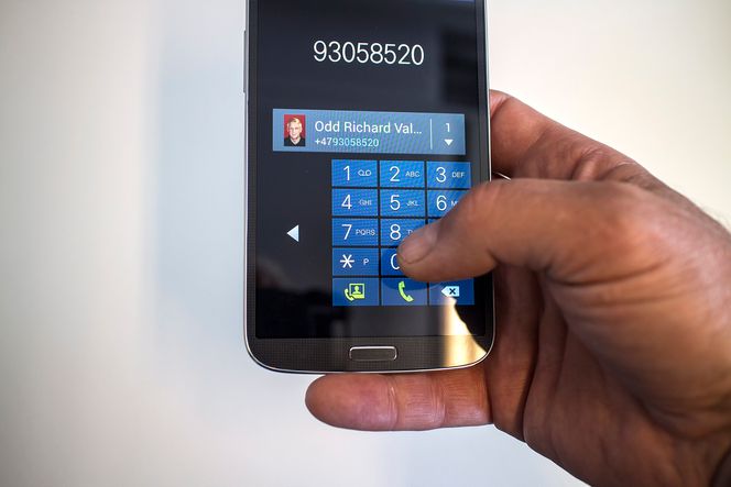 Til mindre finger. De som vil ha stor skjerm, men ikke har store hender kan justere størrelsen på telefontastaturet og kalkulatoren slik at det blir lettere tilgjengelig for enhånds bruk.