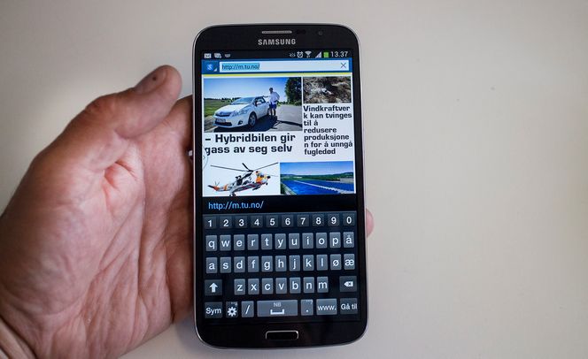 Telefon eller nettbrett?: Overgangen er ganske flytende med nye Galaxy Megas 6,3 tommer store skjerm. I motsetning til mange små telefoner blir et stort tastatur mye mindre utsatt for feiltrykk og det blir plass til en tallinje.