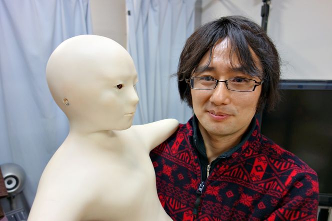 Koserobot: Ishiguros assisterende professor Yotaka Nakamura viser frem roboten Telenoid R1.