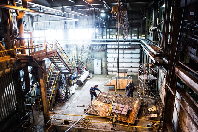 Bygger: Bygningsarbeidere jobber med å bygge om en av fem kullfyrte generatorer inne på kraftverket.