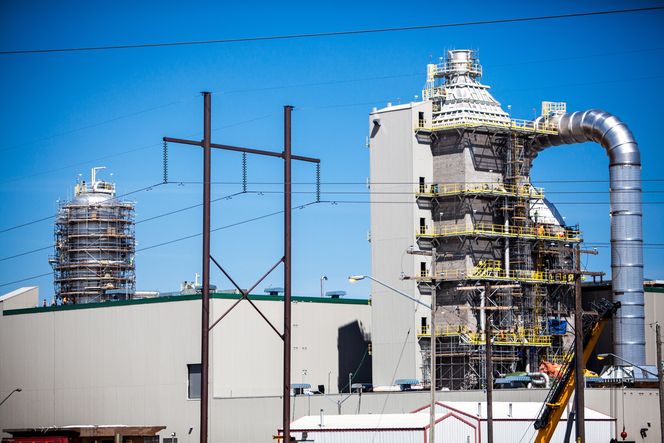 Toppen av fangst­anlegget: Slik det ser ut i dag. Til venstre er CO2-stripperen, og til høyre vises anlegget som skal rense svoveldioksid.