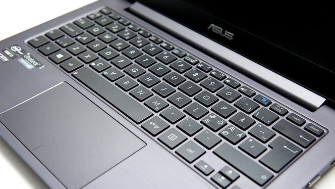 Tastaturet er litt trangt, men pekeplata er til gjengjeld veldig god.