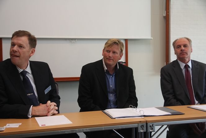 Kontrakt: Neil Gilliver (direktør i Rolls-Royce Marine, merchant), rederisjef Kjell Olav Haugland (Bergen Tankers) og Rune Ekornesvåg, salgssjef i Rolls-Royce Marine, handelsskip, under signeringsseremoni  under Nor-Shipping onsdag. Rolls-Royce-kontrakten er på 30 millioner kroner.