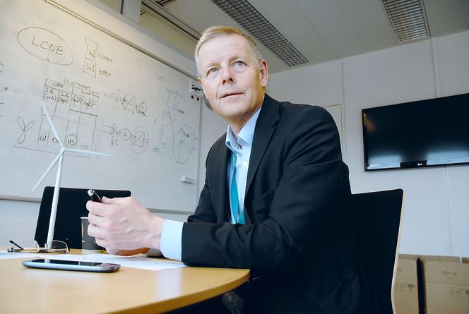 Girkasse: En turbin på 3,6 MW i dag har en girkasse på 35 tonn med 13 gir og pinjonger og 22 lagre. Når turbinene nå blir enda større og skal installeres på sjøen, vil Siemens’ vindkraftsjef Tore Tomter droppe girkassen. Foto: Øyvind Lie