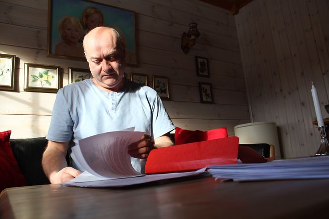 SJU ÅR: Lars Farkas mener Haugaland kraft har brukt altfor lang til på å finne feilen som ødelegger elektronisk utstyr i hjemmet hans. - Er sju år akseptabelt for å finne og rette en feil, spør han. Foto: Vidar Eliassen