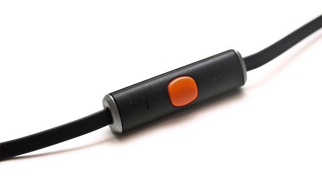 Fjernkontrollen er veldig god, men også litt i tyngste laget til bare å henge og dingle under øret.