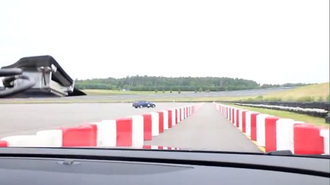 Når veien smalner, for eksempel på grunn av veiarbeid, tar sensorene i bilen over og lar deg holde farten gjennom innsnevringen.