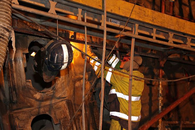 Slitasje: Det dårlige berget, mye forvitret gneis, amfibolitt og diabas, fører til voldsom slitasje på borehodet. Nå er det tredje borehodet i bruk, men under reparasjon. Med berg av bedre kvalitet ville et borehode holdt til hele jobben.